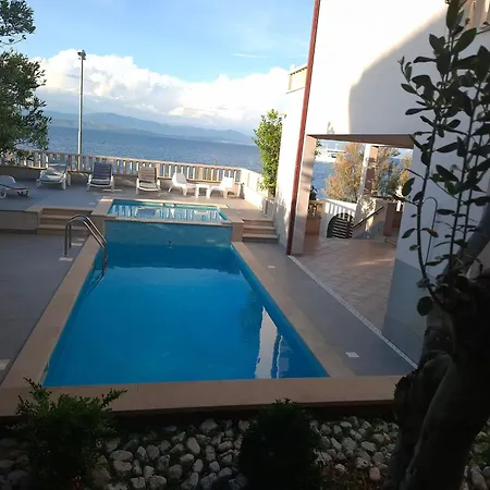 Mit Beheiztem Aussenpool By Interhome Apartman Rogač