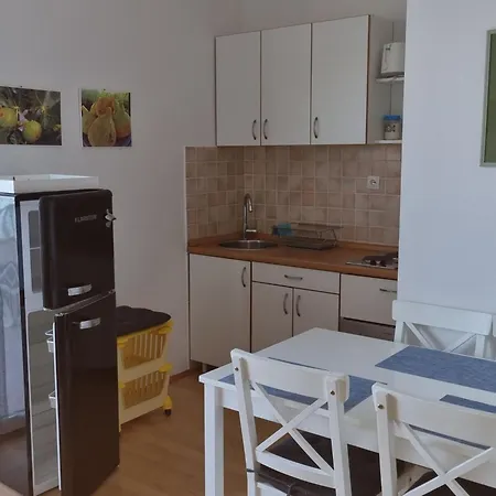 Mit Beheiztem Aussenpool By Interhome Apartman